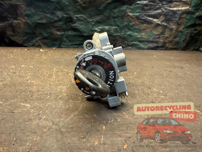 Używane Stacyjka + Kluczyk Kymco People Cena € 40,00 Procedura marży oferowane przez Autorecycling Chino B.V.