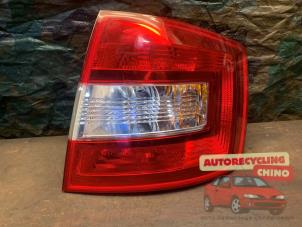 Lot De 2 Feux Arrière Fumés (gauche+droite) Pour Skoda Rapide - Rouge Foncé/cerise - Compatibilité à Vérifier - Neuf