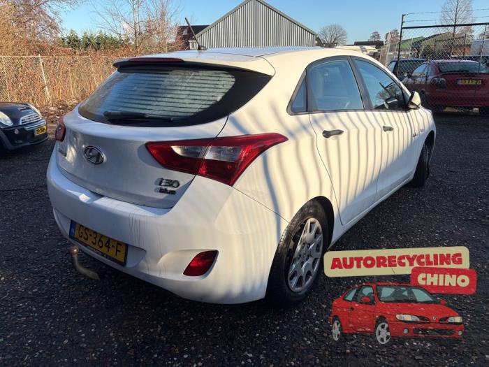 Usados Ventanilla triangular derecha detrás Hyundai i30 (GDHB5) 1.6 GDI Blue 16V Precio € 75,00 Norma de margen ofrecido por Autorecycling Chino B.V.