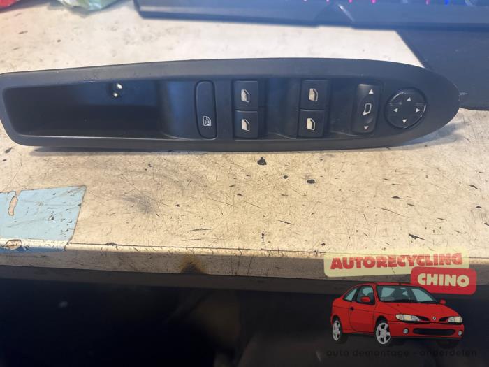 Usados Interruptor combinado de ventanillas Citroen C4 Berline (NC) 1.2 12V PureTech 130 Precio € 40,00 Norma de margen ofrecido por Autorecycling Chino B.V.