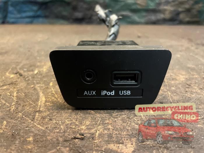 Używane Zlacze AUX/USB Hyundai i30 (GDHB5) 1.6 GDI Blue 16V Cena € 30,00 Procedura marży oferowane przez Autorecycling Chino B.V.