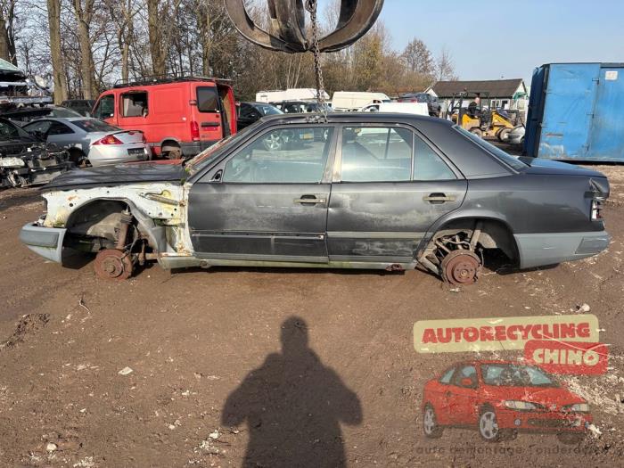 Usados Ventanilla triangular izquierda detrás Mercedes E (W124) 2.0 200 D Precio € 50,00 Norma de margen ofrecido por Autorecycling Chino B.V.