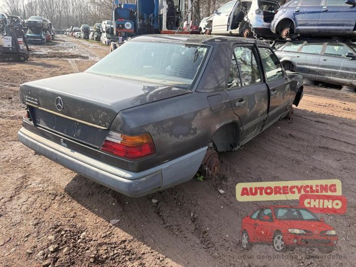 Usados Ventanilla triangular derecha detrás Mercedes E (W124) 2.0 200 D Precio € 50,00 Norma de margen ofrecido por Autorecycling Chino B.V.