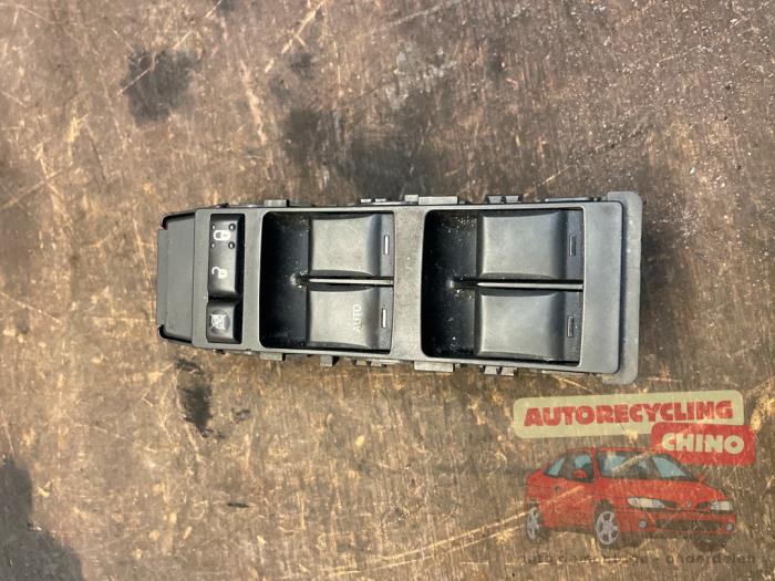 Usados Interruptor de ventanilla eléctrica Jeep Compass I (MK49) 2.4 16V 4x4 Precio € 70,00 Norma de margen ofrecido por Autorecycling Chino B.V.