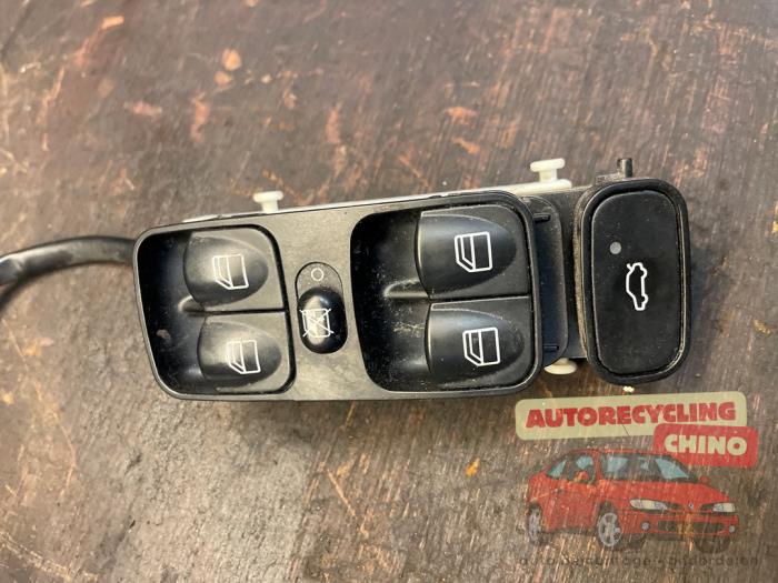 Usados Interruptor de ventanilla eléctrica Mercedes C (W203) 1.8 C-180K 16V Precio € 50,00 Norma de margen ofrecido por Autorecycling Chino B.V.
