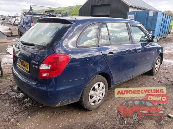 Usados Ventanilla triangular derecha detrás Skoda Fabia II Combi 1.2i 12V Precio € 50,00 Norma de margen ofrecido por Autorecycling Chino B.V.
