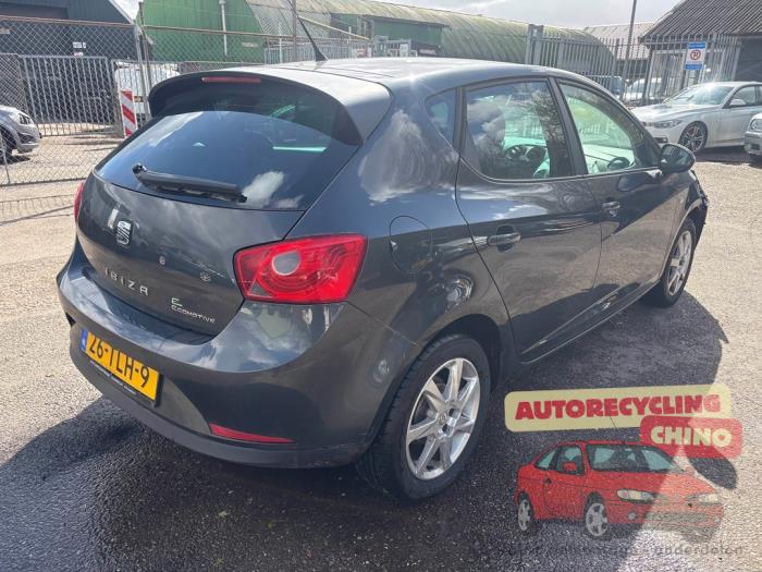 Usados Ventanilla triangular derecha detrás Seat Ibiza IV (6J5) 1.2 TDI Ecomotive Precio € 50,00 Norma de margen ofrecido por Autorecycling Chino B.V.
