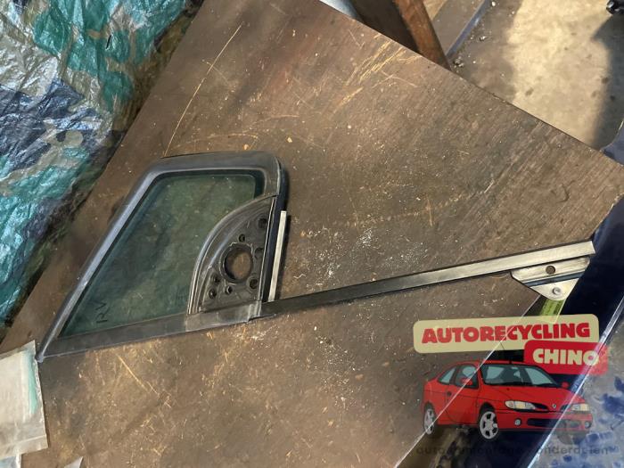 Usados Ventanilla triangular derecha delante Citroen Berlingo 1.6 BlueHDI 75 Precio € 130,00 Norma de margen ofrecido por Autorecycling Chino B.V.