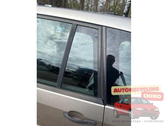 Usados Ventanilla triangular izquierda detrás Ford Fusion 1.6 16V Precio € 50,00 Norma de margen ofrecido por Autorecycling Chino B.V.