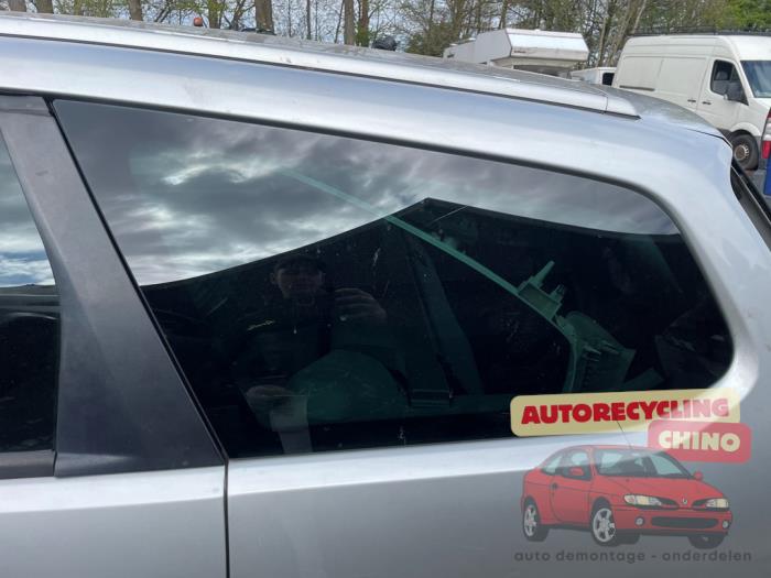 Usados Ventanilla triangular izquierda detrás Ford Focus 2 Wagon 1.6 TDCi 16V 110 Precio € 50,00 Norma de margen ofrecido por Autorecycling Chino B.V.