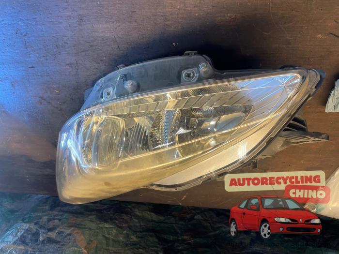 Używane Reflektor lewy Peugeot 508 (8D) 1.6 THP 16V Cena € 150,00 Procedura marży oferowane przez Autorecycling Chino B.V.