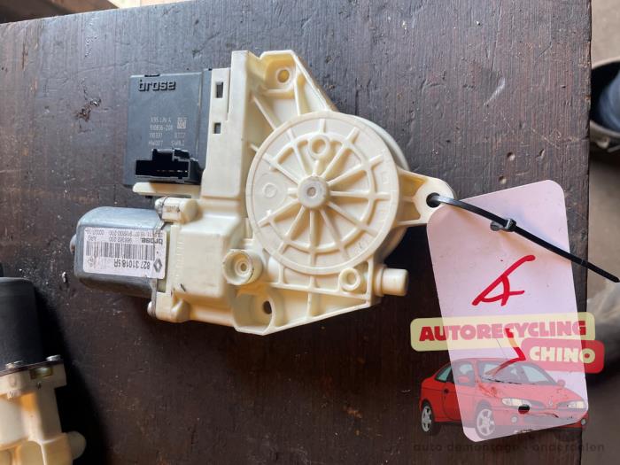 Usados Motor de ventanilla de puerta Renault Megane III Grandtour (KZ) 1.4 16V TCe 130 Precio € 50,00 Norma de margen ofrecido por Autorecycling Chino B.V.