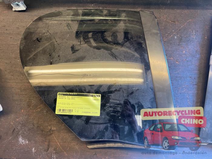 Usados Ventanilla triangular derecha detrás Toyota iQ 1.0 12V VVT-i Precio € 75,00 Norma de margen ofrecido por Autorecycling Chino B.V.