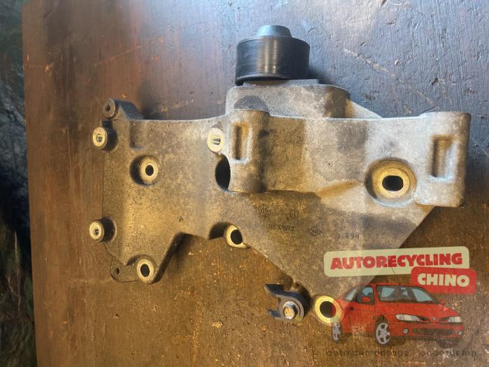 Used Alternator upper bracket Renault Clio III (BR/CR) 1.2 16V 75 Price € 200,00 Margin scheme offered by Autorecycling Chino B.V.