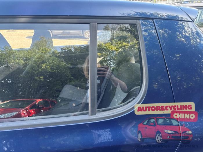 Usados Ventanilla triangular izquierda detrás Skoda Fabia II (5J) 1.2i Precio € 50,00 Norma de margen ofrecido por Autorecycling Chino B.V.