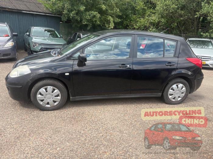 Usados Ventanilla triangular izquierda detrás Nissan Tiida 1.6 16V Precio € 75,00 Norma de margen ofrecido por Autorecycling Chino B.V.