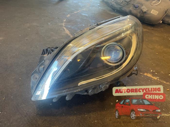 Używane Reflektor lewy Mercedes B (W246/W242) 1.6 B-180 BlueEFFICIENCY Turbo 16V Cena € 450,00 Procedura marży oferowane przez Autorecycling Chino B.V.
