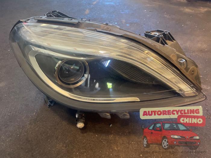 Używane Reflektor prawy Mercedes B (W246/W242) 1.6 B-180 BlueEFFICIENCY Turbo 16V Cena € 450,00 Procedura marży oferowane przez Autorecycling Chino B.V.