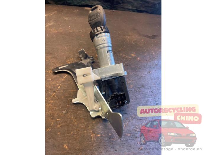 Używane Stacyjka + Kluczyk Saab 9-3 I (YS3D) 2.0t 16V Ecopower Cena € 50,00 Procedura marży oferowane przez Autorecycling Chino B.V.