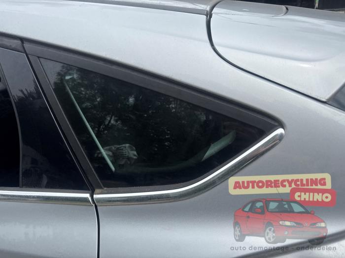 Usados Ventanilla triangular izquierda detrás Ford Focus 3 1.6 Ti-VCT 16V 125 Precio € 75,00 Norma de margen ofrecido por Autorecycling Chino B.V.