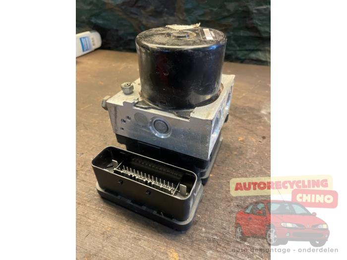 Used ABS pump Ford Focus 3 1.6 Ti-VCT 16V 125 Price € 120,00 Margin scheme offered by Autorecycling Chino B.V.