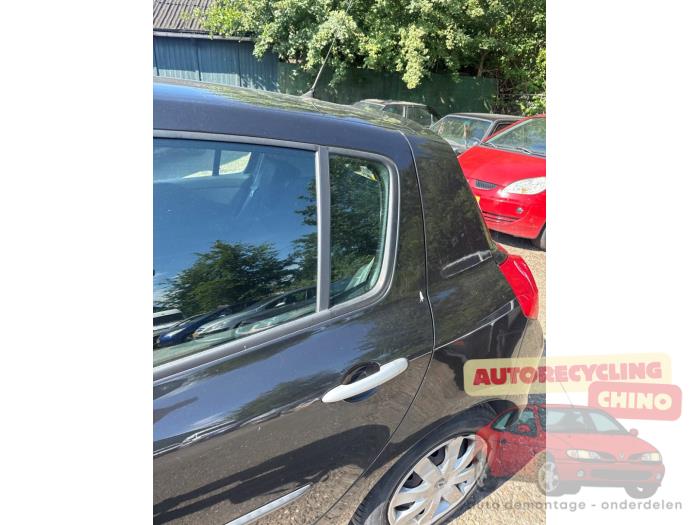 Usados Ventanilla triangular izquierda detrás Renault Clio III (BR/CR) 1.6 16V Precio € 50,00 Norma de margen ofrecido por Autorecycling Chino B.V.