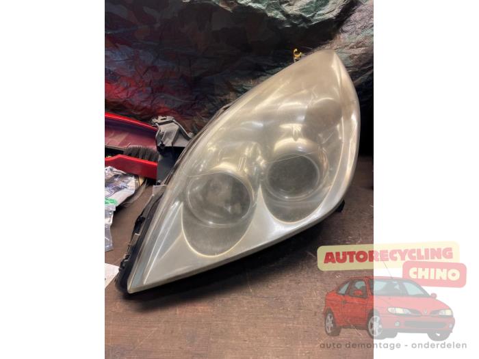 Używane Reflektor lewy Opel Vectra C GTS 2.2 DIG 16V Cena € 100,00 Procedura marży oferowane przez Autorecycling Chino B.V.