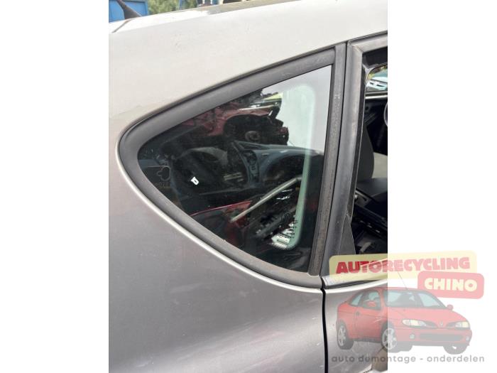 Usados Ventanilla triangular izquierda detrás Seat Toledo (5P2) 1.6 Precio € 75,00 Norma de margen ofrecido por Autorecycling Chino B.V.