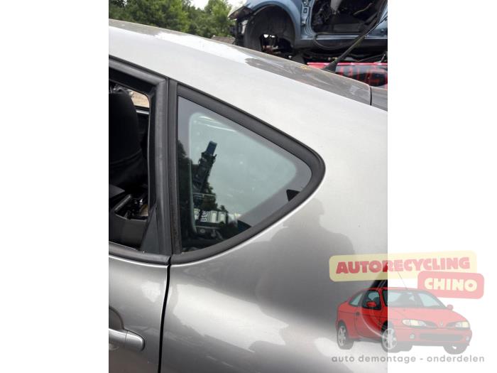 Usados Ventanilla triangular derecha detrás Seat Toledo (5P2) 1.6 Precio € 75,00 Norma de margen ofrecido por Autorecycling Chino B.V.