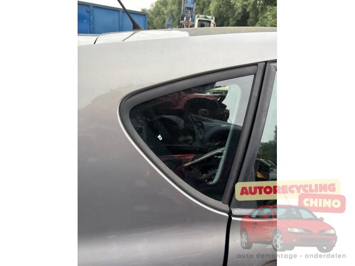 Usados Ventanilla triangular derecha delante Seat Toledo (5P2) 1.6 Precio € 75,00 Norma de margen ofrecido por Autorecycling Chino B.V.