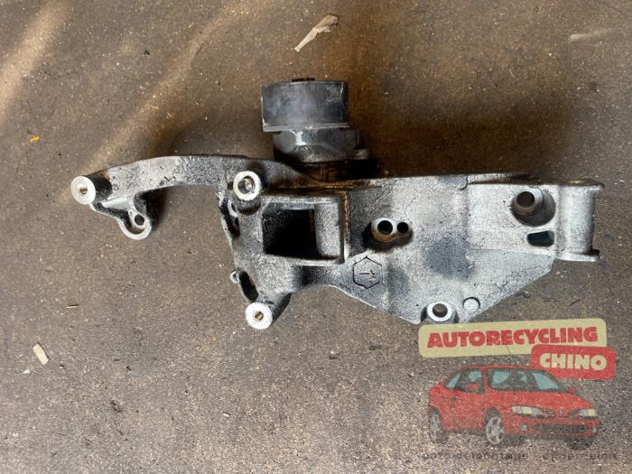 Usagé Support dynamo haut Citroen C4 Cactus (0B/0P) 1.2 PureTech 110 12V Prix € 50,00 Règlement à la marge proposé par Autorecycling Chino B.V.