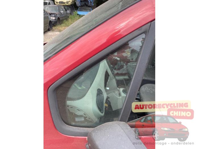Usados Ventanilla triangular izquierda delante Renault Modus/Grand Modus (JP) 1.2 16V Precio € 50,00 Norma de margen ofrecido por Autorecycling Chino B.V.