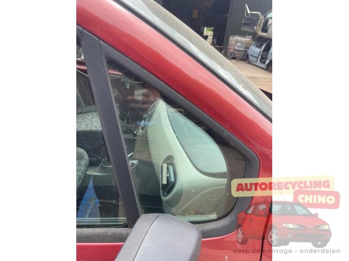 Usados Ventanilla triangular derecha delante Renault Modus/Grand Modus (JP) 1.2 16V Precio € 50,00 Norma de margen ofrecido por Autorecycling Chino B.V.
