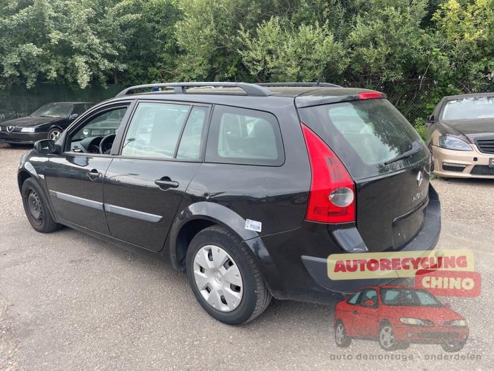 Usados Ventanilla triangular izquierda detrás Renault Megane II Grandtour (KM) 2.0 16V Precio € 50,00 Norma de margen ofrecido por Autorecycling Chino B.V.