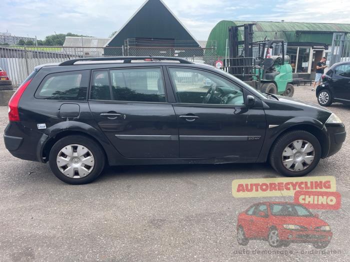 Usados Ventanilla triangular derecha detrás Renault Megane II Grandtour (KM) 2.0 16V Precio € 50,00 Norma de margen ofrecido por Autorecycling Chino B.V.