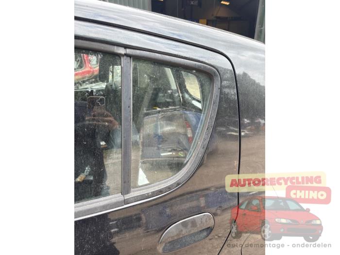 Usados Ventanilla triangular izquierda detrás Daihatsu Cuore (L251/271/276) 1.0 12V DVVT Precio € 50,00 Norma de margen ofrecido por Autorecycling Chino B.V.