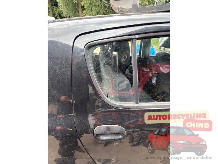 Usados Ventanilla triangular derecha detrás Daihatsu Cuore (L251/271/276) 1.0 12V DVVT Precio € 50,00 Norma de margen ofrecido por Autorecycling Chino B.V.