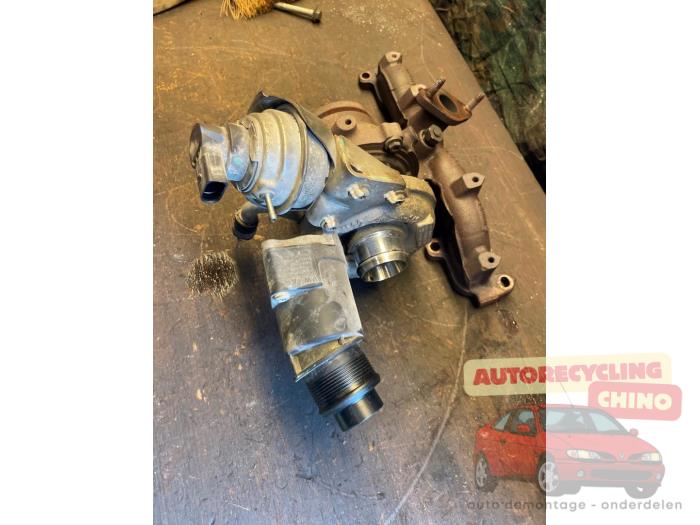 Turbo van een Volkswagen Transporter T5 2.0 TDI DRF 2012