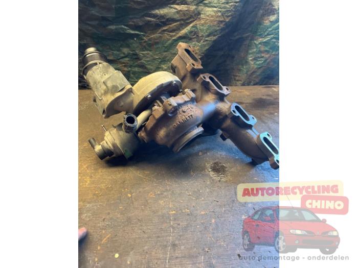 Turbo van een Volkswagen Transporter T5 2.0 TDI DRF 2012