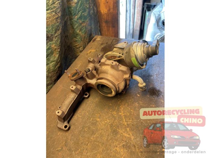 Turbo van een Volkswagen Transporter T5 2.0 TDI DRF 2012