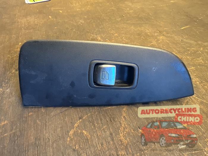 Usados Interruptor de ventanilla eléctrica Mercedes Vito (447.6) 2.0 116 CDI 16V Precio € 9,99 Norma de margen ofrecido por Autorecycling Chino B.V.