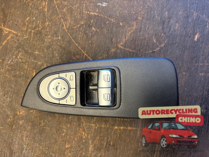 Usados Interruptor de ventanilla eléctrica Mercedes Vito (447.6) 2.0 116 CDI 16V Precio € 50,00 Norma de margen ofrecido por Autorecycling Chino B.V.