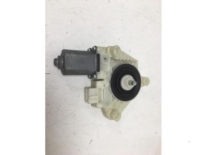 Usados Motor de ventanilla de puerta Mercedes C (W205) C-200 2.0 CGI 16V Precio de solicitud ofrecido por CASPER BV
