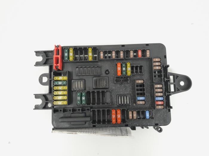 Fuse box BMW 1 serie 116d 2.0 16V 10688710