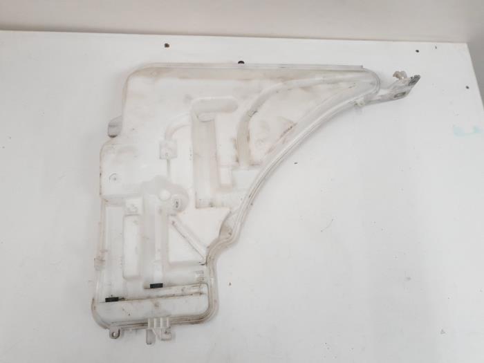 Windscreen washer pump from a BMW 3 serie Touring (E91) 318d 16V 2010
