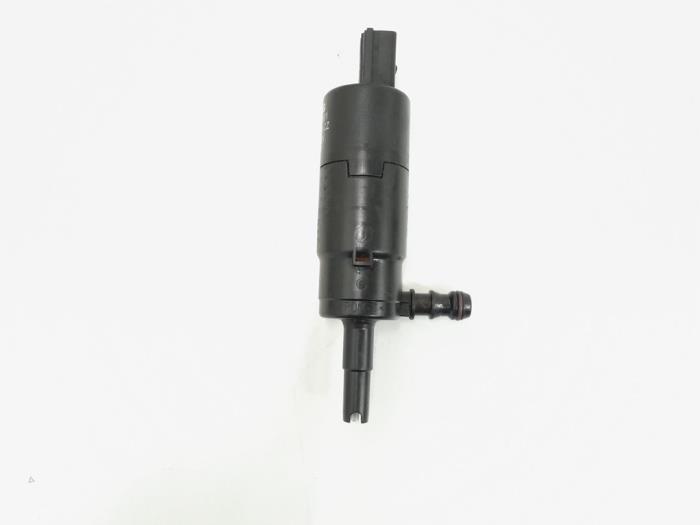 Headlight washer pump from a Volkswagen Passat Variant (3C5) 2.0 TDI 16V 140 2005