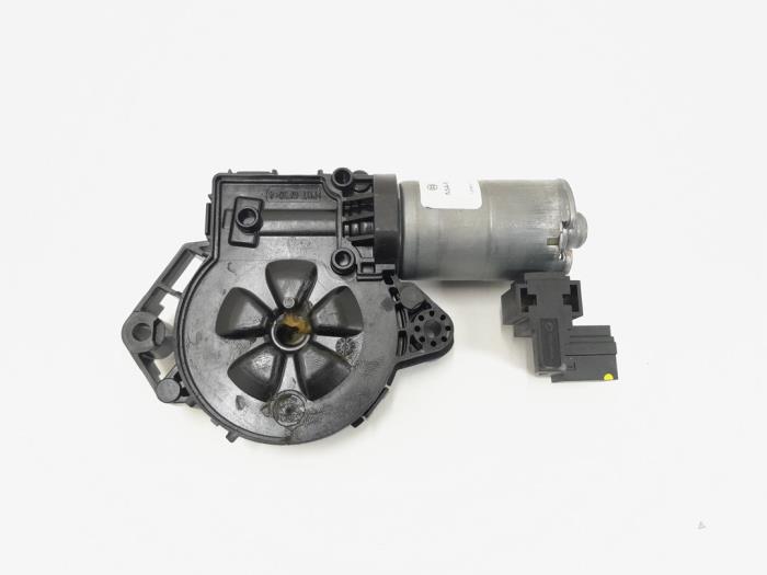 Używane Silnik szyberdachu Mercedes A (W176) 2.0 A-250 Turbo 16V Cena € 30,00 Procedura marży oferowane przez GEJO Revisie & Onderdelen BV