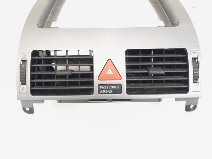 Grille aération tableau de bord d'un Volkswagen Touran (1T1/T2) 1.4 16V TSI 170 2010