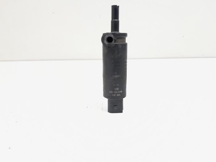 Headlight washer pump from a Volkswagen Polo V (6R) 1.6 TDI 16V 105 2012