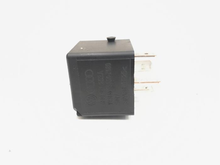 Relay from a Volkswagen Scirocco (137/13AD) 1.4 TSI 160 16V 2010